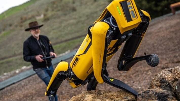 Robot Köpek Spot Sokakta Tek Başına Görüntülendi; Açıklama Gecikmedi
