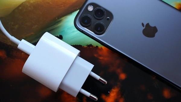 iPhone 12 kutusuna şarj cihazı koymayan Apple dava edildi: Ücretsiz şarj cihazı verecek